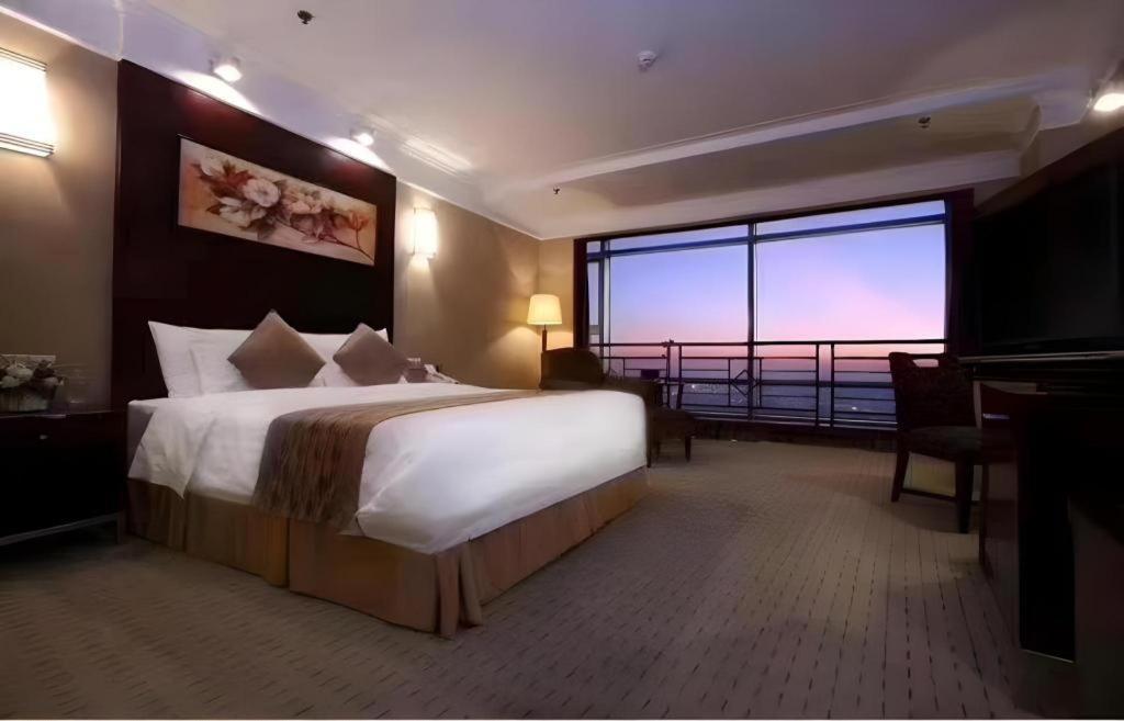 Qingdao Blue Horizon Hotel Laoshan Екстер'єр фото